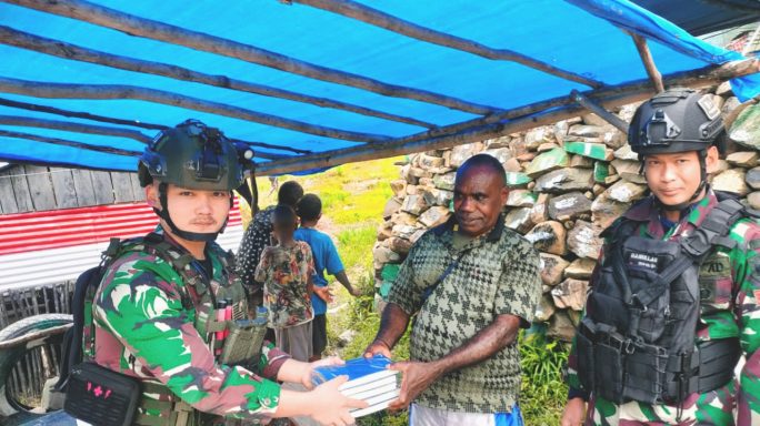 Merajut kasih Bapak Gembala Kampung Wuyuneri terima pemberian Alkitab dari Satgas Pamtas RI – PNG Kewilayahan Yonif RK 113/JS