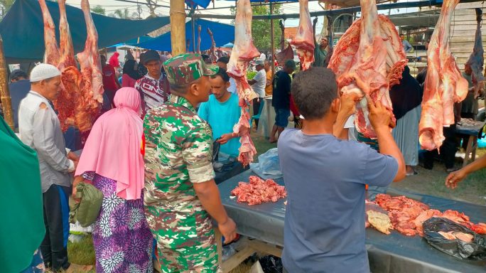 H-1 Idul Fitri 1444 H, Babinsa Untung Widodo Pantau Harga Daging di Pasar Tradisional