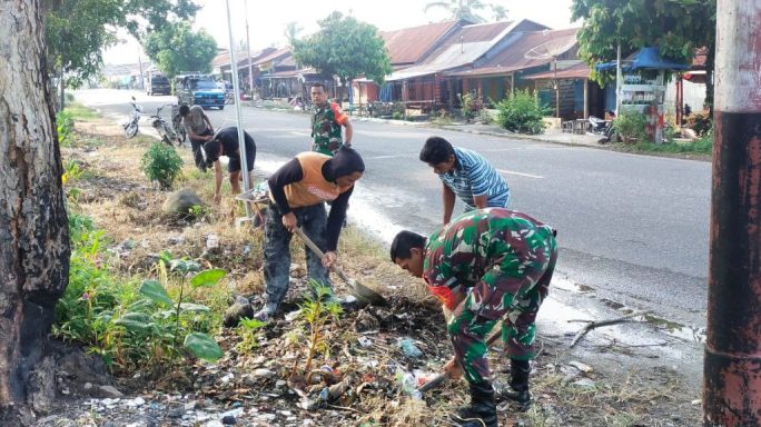 Babinsa Bersama Warga Gotong Royong Bersihkan Parit Dan Jalan