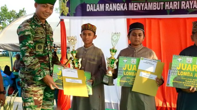 Dandim 0117/Aceh Tamiang Serahkan Piala Serta Sertifikat Pemenang Lomba Pidato DA’I Cilik Dan Lomba Adzan