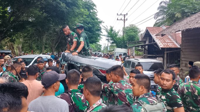 Personil Yonif RK 111/KB bantu Evakuasi Korban kecelakaan beruntun di Kecamatan Sungai Raya Kab.Aceh Timur
