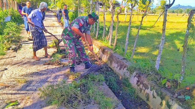 Babinsa Koramil 18/Tripa Bersama Warga Gotong Royong Membersihkan Selokan