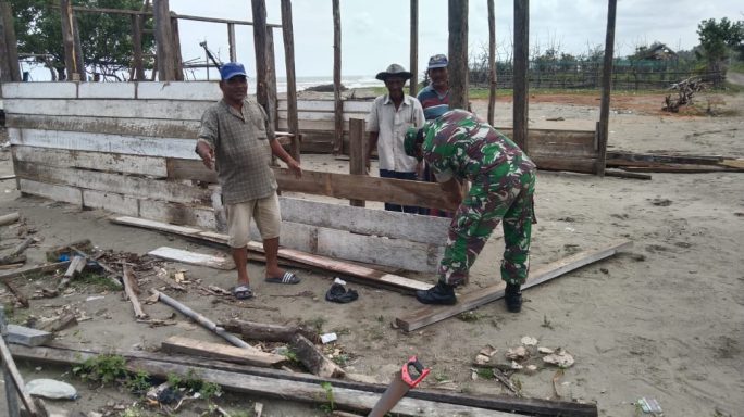 Babinsa Koramil Jangka Buya Membantu Masyarakat Membuat Rumah