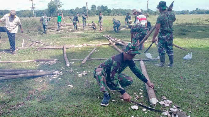 Semangat Prajurit Kodim 0105/Abar Membuat Pagar Kayu Di Lahan Yang Akan Ditanami Jagung