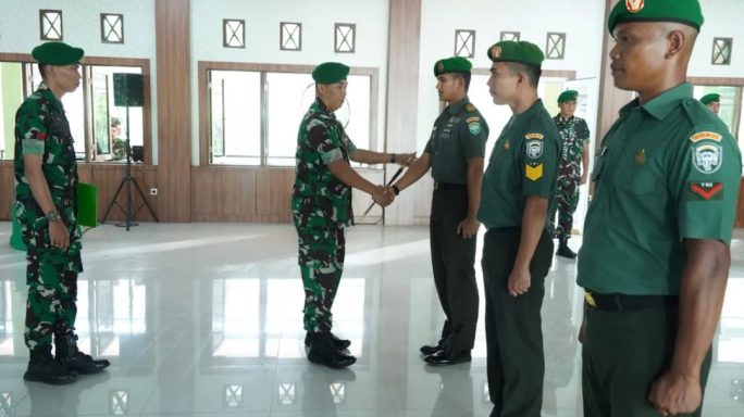 13 Personel Korem 012/Teuku Umar Naik Pangkat