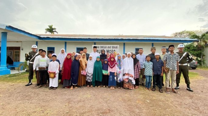 Danpomdam IM Dan Ketua Persit KCK Ranting 5 Pom Cabang III PD Iskandar Muda Berbagi Bingkisan Lebaran Di Panti Asuhan Bumi Moro Aceh Besar