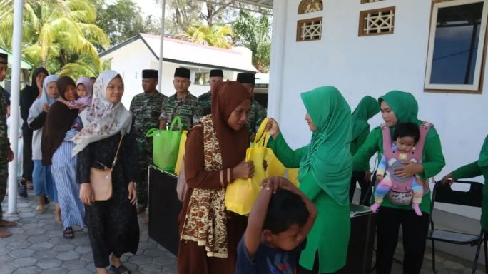 PENYALURAN ZAKAT FITRAH ANGGOTA DAN KELUARGA YONIF RAIDER 112/DJ