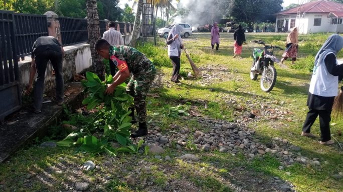 Lestarikan Budaya Gotong Royong, Koramil Dan Polsek Sakti Bersihkan Tempat Ibadah