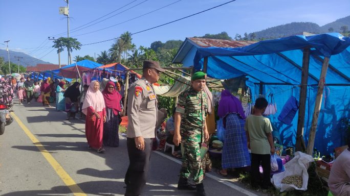 Cegah Kemacetan Babinsa Dan Babinkamtibmas Atur Lalulintas Di Pasar
