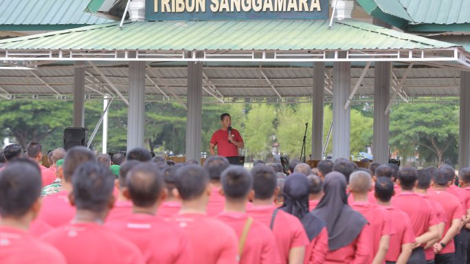 Pangdam IM Olah Raga Bersama Prajurit di Lapangan Blang Padang