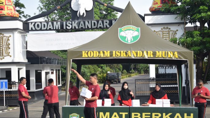 Kodam IM melaksanakan kegiatan Jum’at Berkah dengan membagikan makanan siap saji.