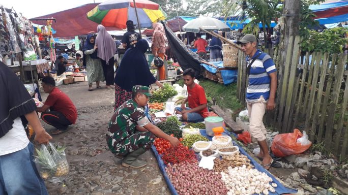 Sertu Suhariadi Cek Harga Sembako Di Pasar Pekan Mingguan