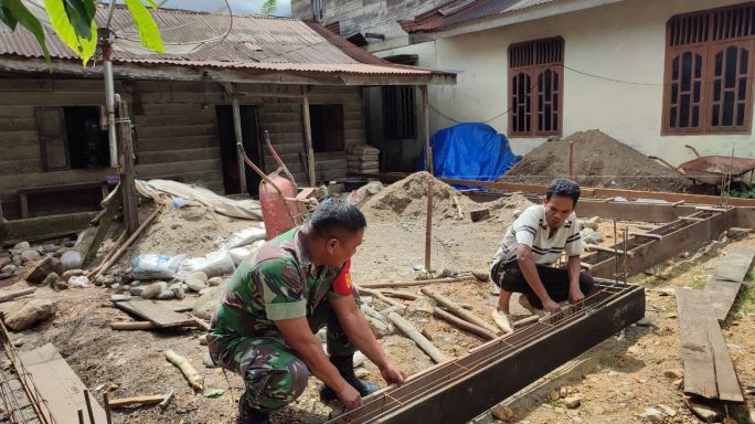 Keakraban TNI Bersama Rakyat, Babinsa Bantu Bangun Rumah Warga