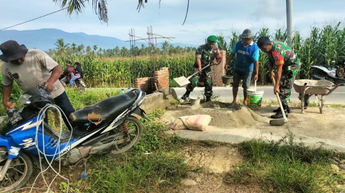 Babinsa Bersama Warga Masyarakat Gotong Royong Bangun Gapura Desa