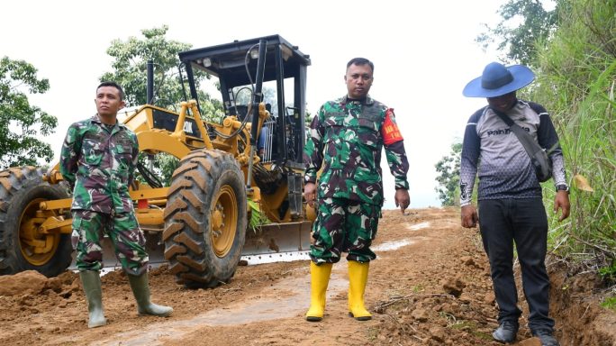 Dansatgas TMMD Ke-116 Kodim 0111/Bireuen Tinjau Perkerasan Jalan