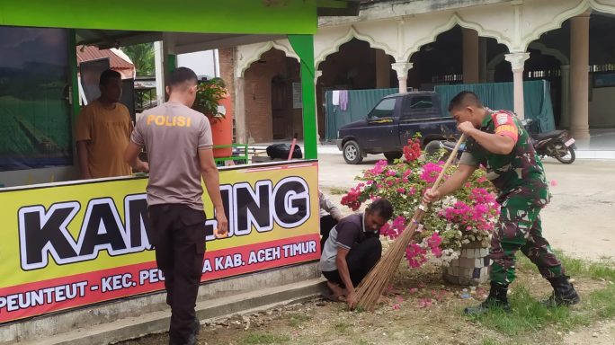 Babinsa Koramil 16/Peudawa Dan Babinkamtibmas Bergotong Royong Membangun Poskamling Di Desa Binaan