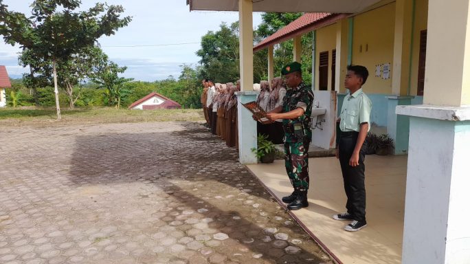 Serka Armada : Pimpin Upacara Bendera Merah Putih di SMK Negri 1 Indra Makmu