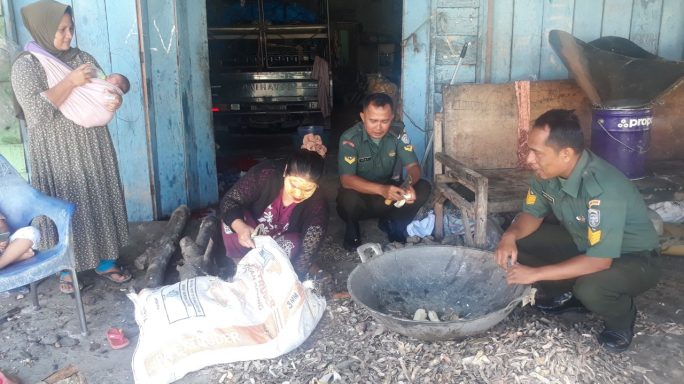 Babinsa Sambangi warga Desa Binaan Yang Berprofesi Pembuat Kerupuk Ubi