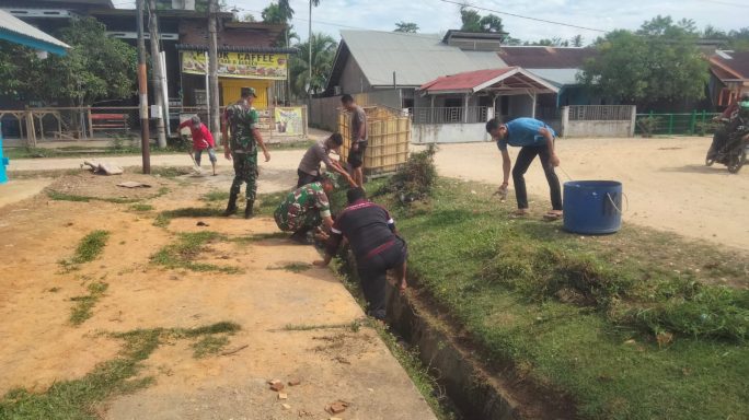 Babinsa Koramil 14/Rantau Peureulak Bersama Warga, Gotong Royong Bersihkan Parit Dan Rumput liar