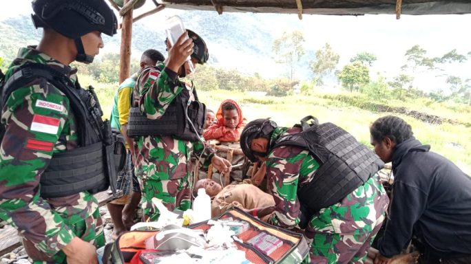 Dengan Sigap Tim Kesehatan Satgas Yonif RK 115/ML Mengobati Masyarakat Yang Mengalami Luka Robek