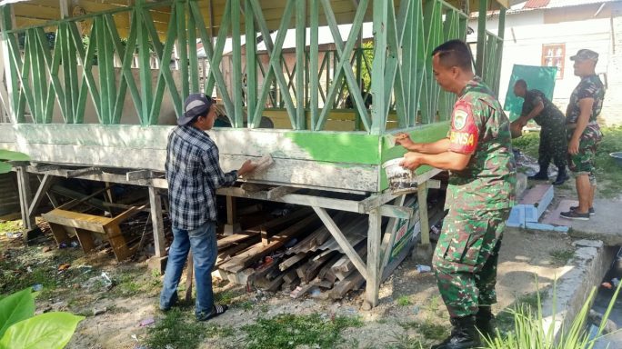 Manunggal Dengan Rakyat, Babinsa Koramil 02/Lgs Bantu Cat TPA di TPA Al-Aisayah