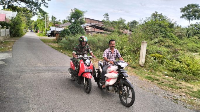 Babinsa Koramil Mila Bantu Dorong Motor Warga Yang Rusak