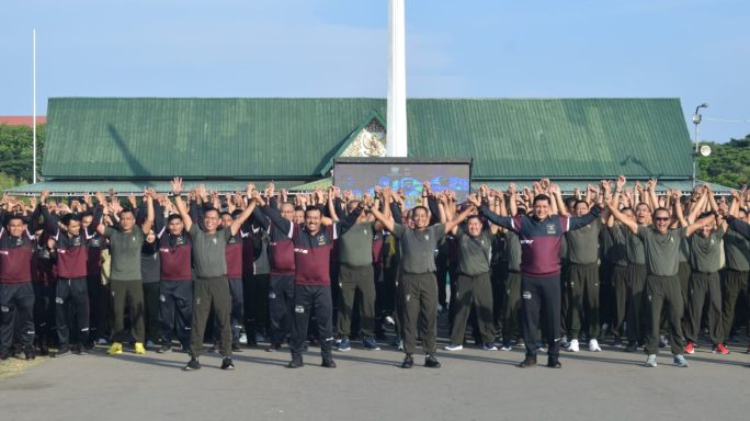 Pangdam IM dan Kapolda bersama Parjurit TNI Polri Kompak Berdampingan Olah raga dan Halal Bihalal bersama di Lapangan Blang Padang.