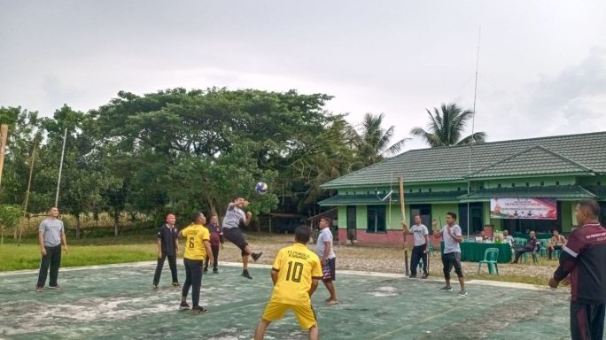 Kekompakan TNI Polri Olah Raga Bola Voly Bersama