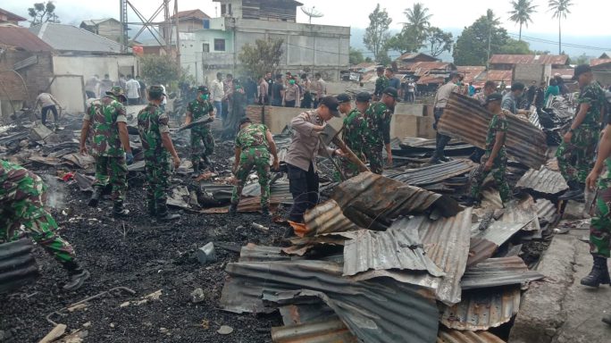 Pasca Kebakaran, Personil Kipan B Yonif RK 114/ SM Bantu Warga Bersihkan Puing Rumah Warga