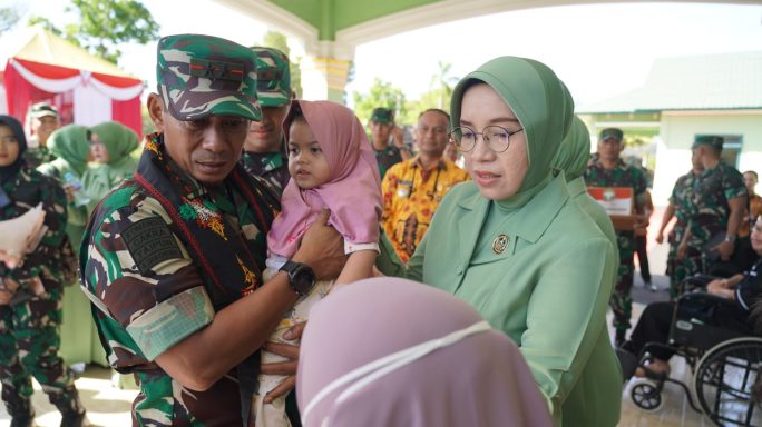 Peduli kesehatan Anak dan keluarga Pra Sejahtera, Pangdam IM dan Ibu Ketua Persit KCK Daerah Iskandar Muda beri bantuan saat Kunjungan Kerja ke Korem 011/LW dan Kodim 0103/Aut.