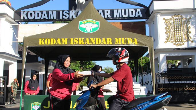 Jum’at Berkah, Kodam IM Bagikan Nasi Kotak Siap Saji Kepada Warga Kota Banda Aceh