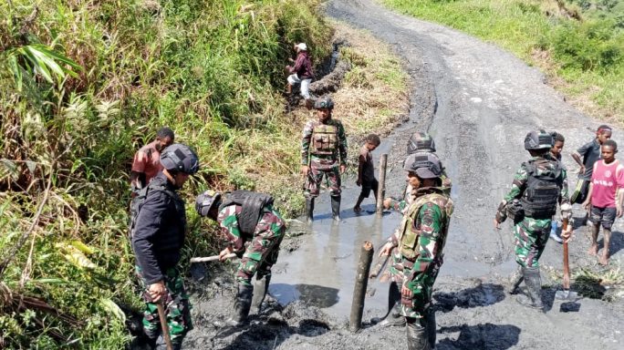 Demi Kemanusiaan, TNI Hadir Membantu Masyarakat “Tidak ada Rotan Akar pun Jadi”