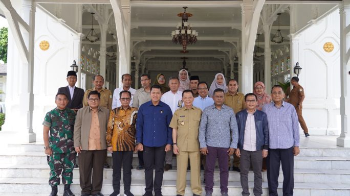Kasdam IM mewakili Pangdam IM menjemput Kedatangan Sesmenko Polhukam di Bandara SIM.