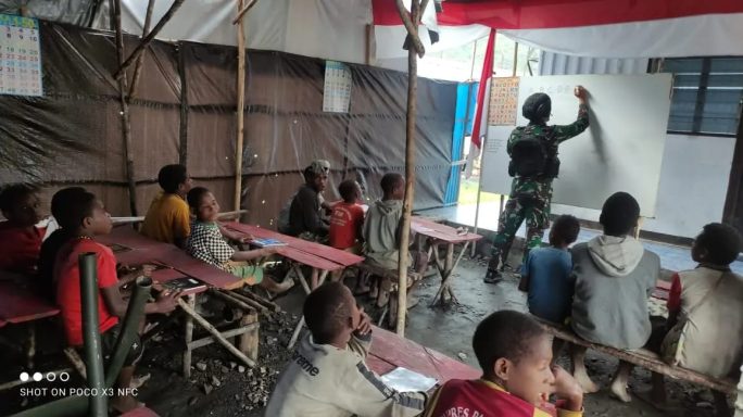 Sanggar Ceria Macan Leuser Mencerdaskan Anak-Anak Di Pedalaman Papua