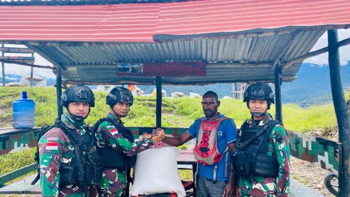 Satgas Yonif RK 115/ML Berikan Sembako Dalam Peringatan Hari Paskah