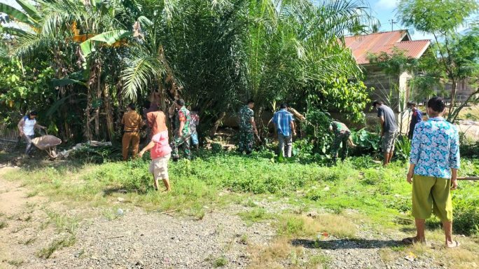 Jalin Kekompakan Babinsa Bersama Masyarakat Laksanakan Gotong Royong