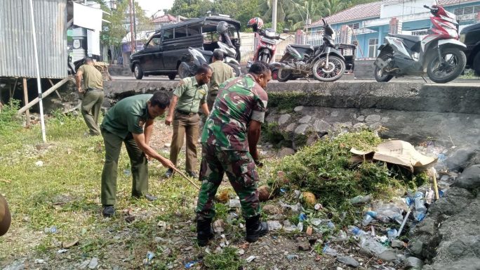 Babinsa Bersama Polhut Gotong Royong Bersihkan lingkungan