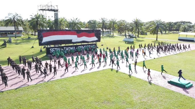 Personil Raider Khusus 111/Karma Bhakti dan Persit Laksanakan Senam Bersama Lansia Binaan