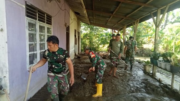 Pasca Banjir Personil Babinsa Bersihkan lumpur Dan Material