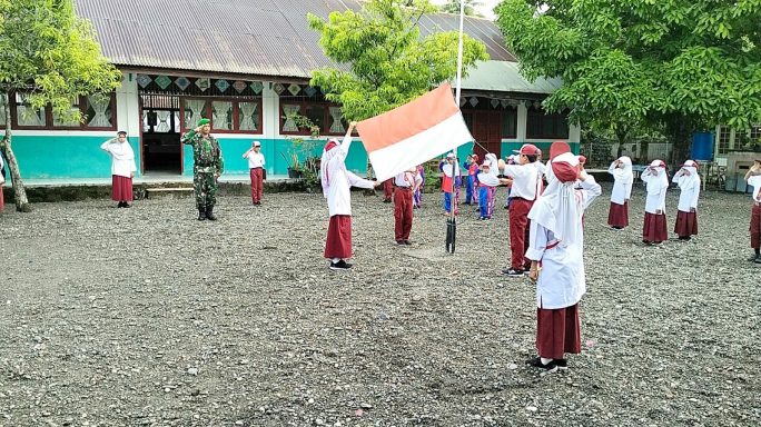 Bentuk Patriot Bangsa, Babinsa Koramil 03/Kaway XVI Jadi Pembina Upacara Di SDN Alue Tampak