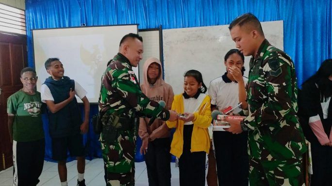 Membekali Generasi Muda Papua Agar Memiliki Rasa Nasionalisme dan Cinta Tanah Air, Satgas Yonif RK 115/ML Masuk Ke Sekolah
