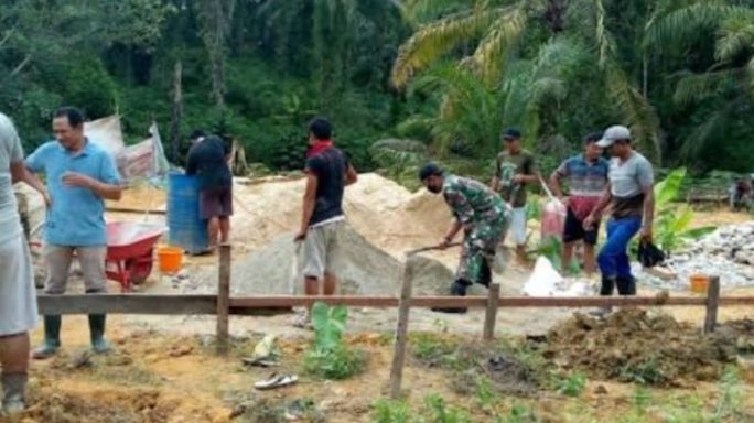 Babinsa Bersama Warga Gotong Royong Membangun Balai Pertemuan
