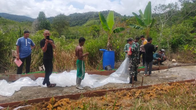 Permudah Akses Jalan, Babinsa Bersama Babinkantibmas Mlaksanakan Karya Bakti