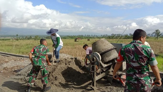 Babinsa Bersama Warga Gotong Royong Bangun Irigasi Untuk Sawah