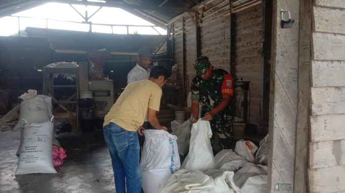 Serda Agustinus Sujatmiko Babinsa Koramil 04/Plk Cek Harga Beras Dan Stok Beras Penggilingan Padi Di Wilayah Binaan