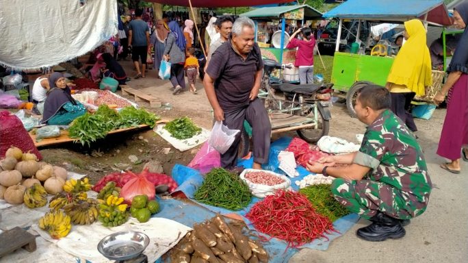Update Harga Sembako, Serma Asbuan Turun Cek Harga Pasar Tradisional