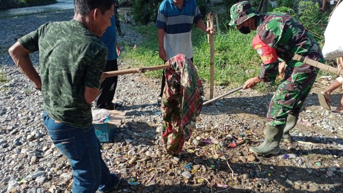 Musim Penghujan Tiba Babinsa Ajak Warga Binaan Bersihkan Sungai
