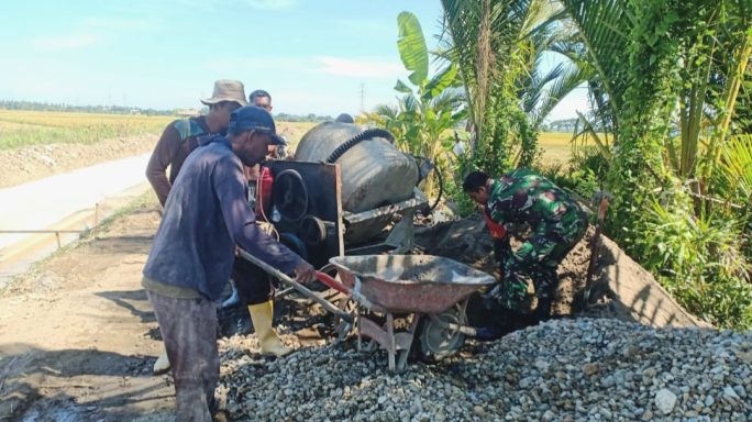 Babinsa Koramil 20/Pb Bersama Warga Dengan Semangat Gotong Royong Pembuatan Parit Irigasi
