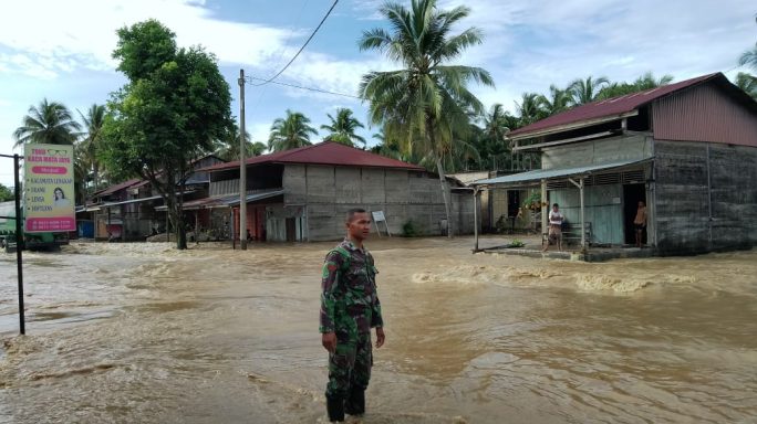 Babinsa Jajaran Kodim 0107/Asel Pantau Perkembangan Banjir di Kluet Raya