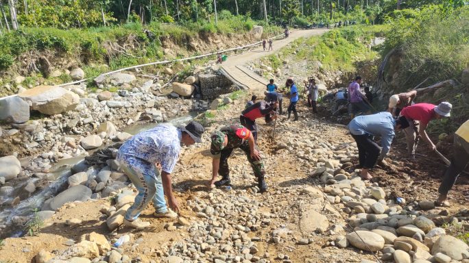 Babinsa Bersama Warga Gotong Royong Cor Jalan Rambat Beton Penghubung Desa